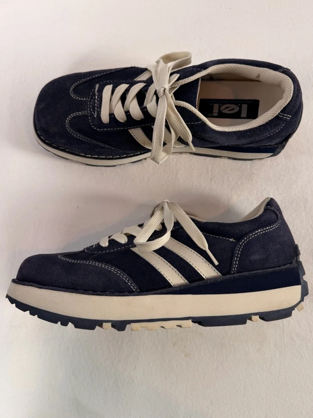 Vintage Y2K l.e.i. Katt Suede Platform Sneakers in Navy Blue & Off White 9.5